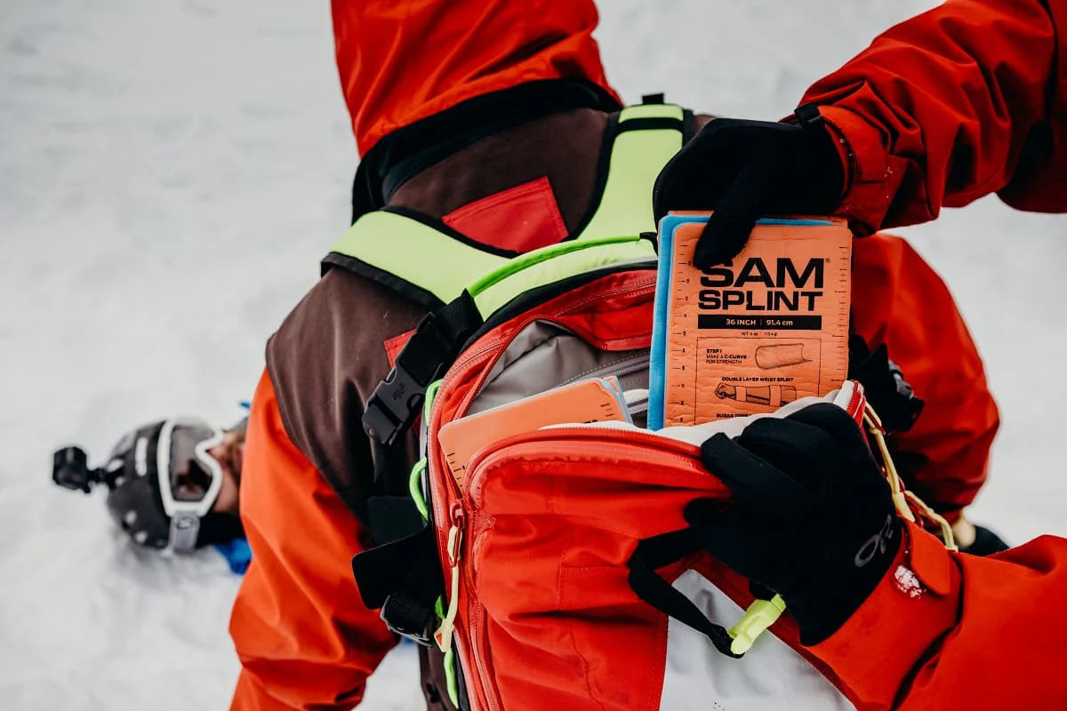 SAM Splint įtvaras pirmos pagalbos rinkinys – gelbėtojas naudoja lauko sąlygomis žiemą